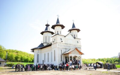 Bucurie duhovnicească de Izvorul Tămăduirii la Mănăstirea Rus