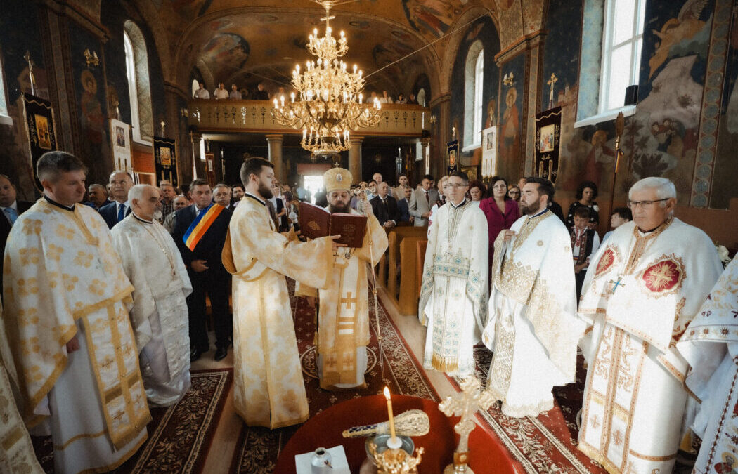 Slujbă arhierească și binecuvântarea noului iconostas în Parohia Someș-Odorhei