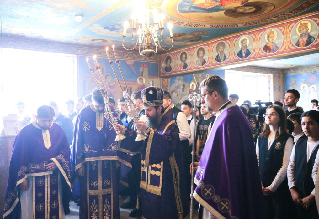 PS Benedict a oficiat Liturghia Darurilor înainte-sfințite în capela Liceului Ortodox