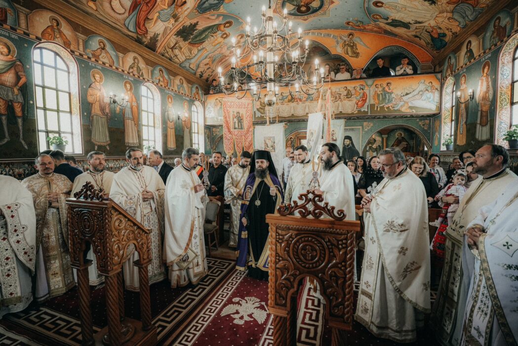 Sfântă Liturghie arhierească și hirotonie de preot în Parohia Stâna