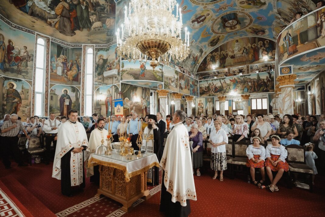 Slujba Vecerniei la Parohia Sf. Ioan Botezătorul din Zalău