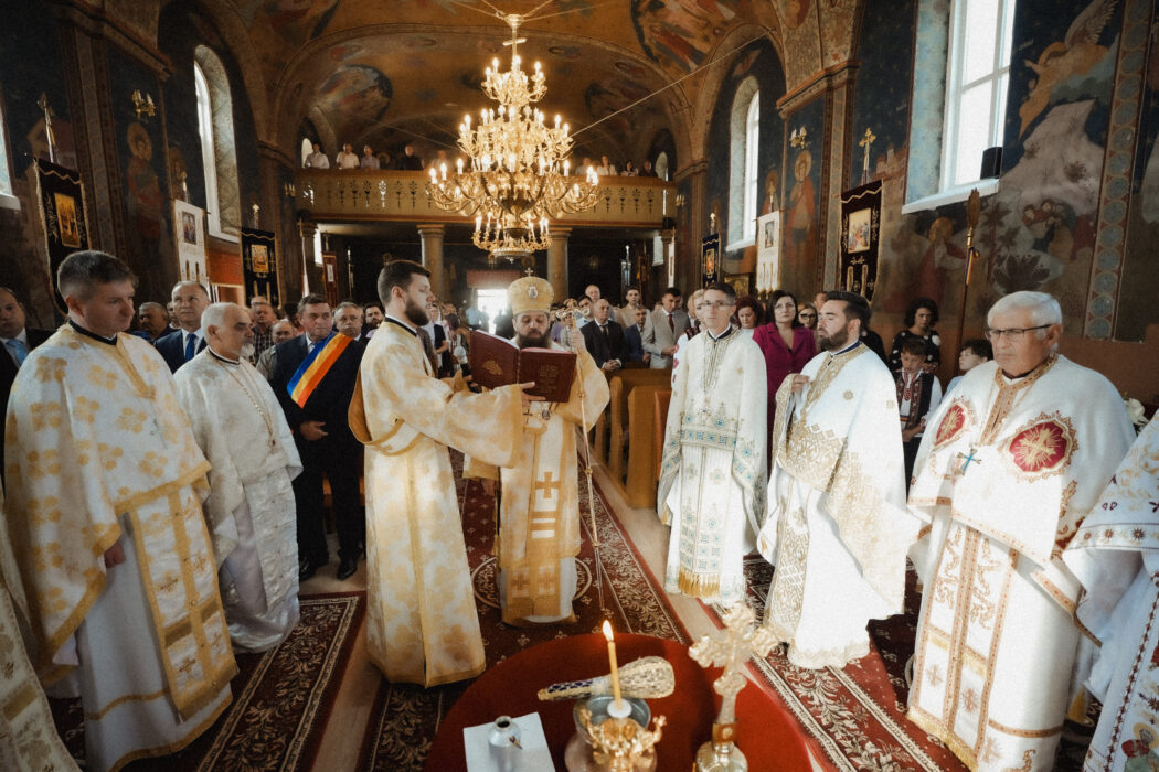 Slujbă arhierească și binecuvântarea noului iconostas în Parohia Someș-Odorhei