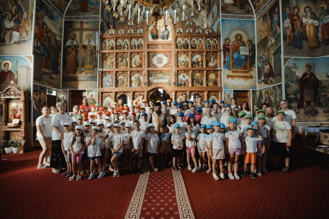Preasfințitul Părinte Benedict, în mijlocul copiilor de la Tabăra „Prieteniei”