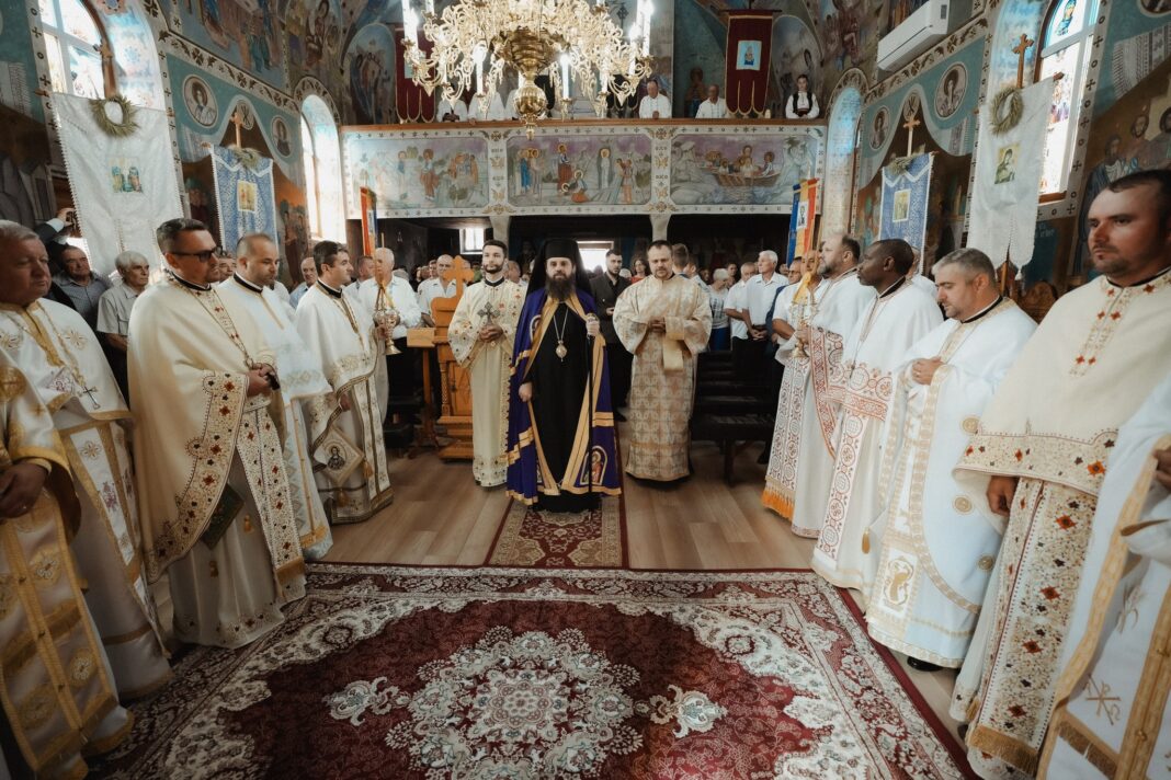 Sfânta Liturghie arhierească și binecuvântarea capelei mortuare din Parohia Pria