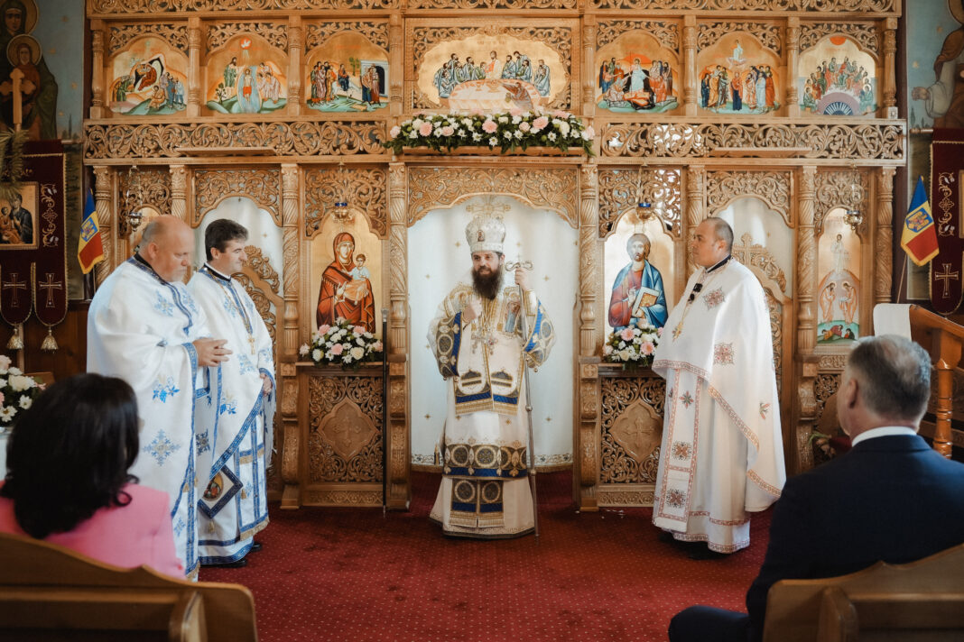 Preasfințitul Părinte Benedict, în mijlocul credincioșilor din Parohia Nușfalău