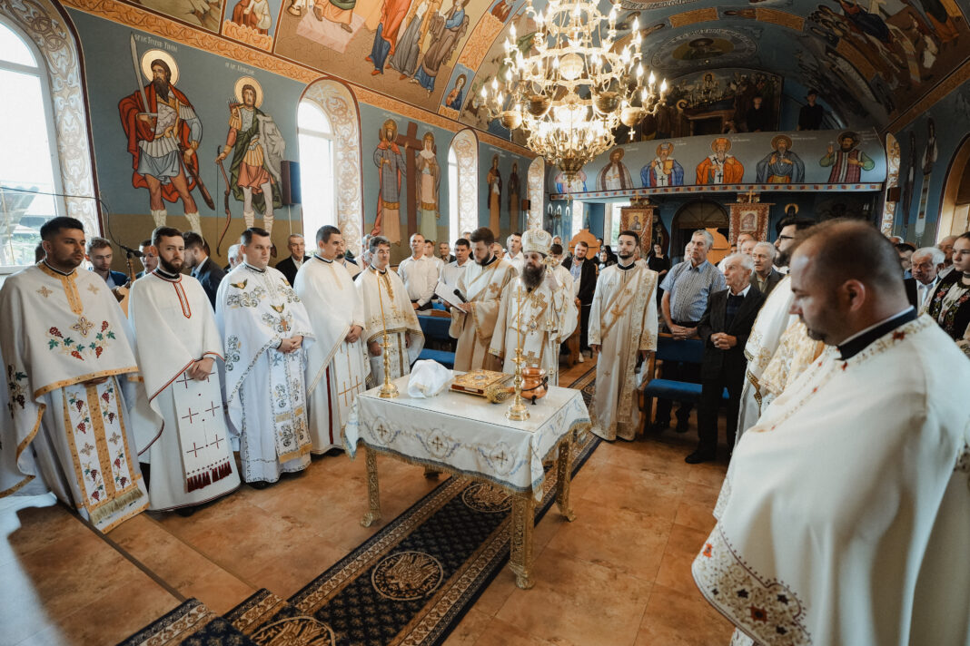 Preasfințitul Părinte Benedict a resfințit biserica din Parohia Boian