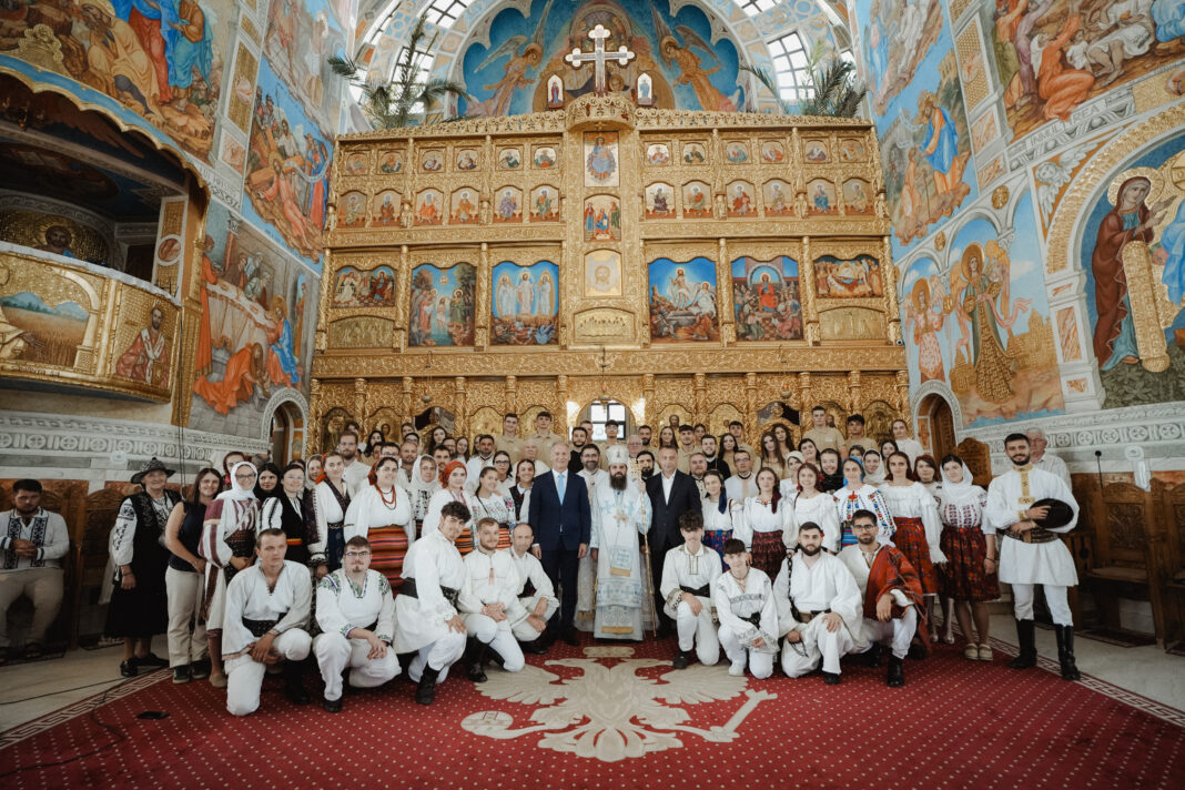 Tineri din mai multe zone ale țării, în rugăciune la Catedrala Episcopală din Zalău