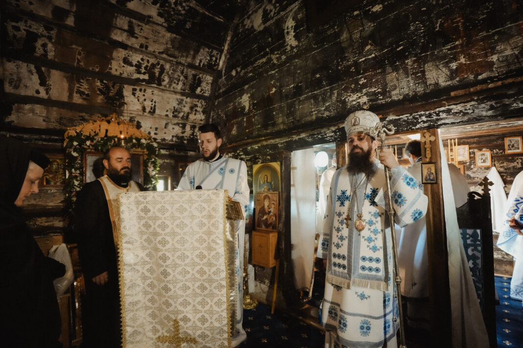 La începutul Postului Adormirii Maicii Domnului, Preasfințitul Părinte Benedict a slujit în biserica de lemn a Mănăstirii Bic