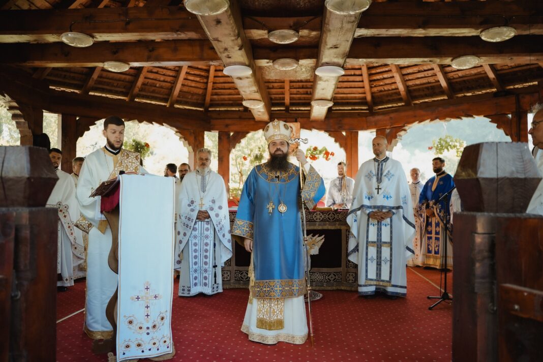 Hramul Adormirii Maicii Domnului, prilej de rugăciune pentru mii de credincioși la Mănăstirea Strâmba