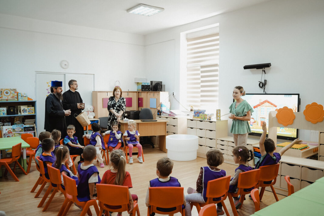 Preasfințitul Părinte Benedict, în mijlocul copiilor de la Grădinița „Licurici” din Zalău