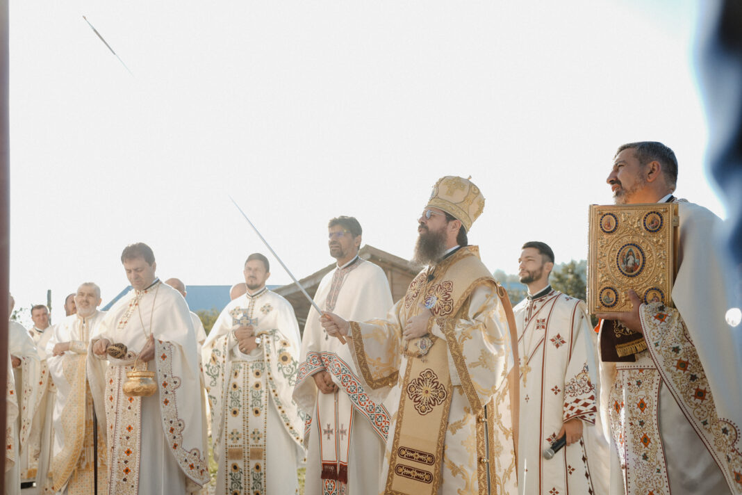 Resfințirea bisericii parohiale din Ciumărna, oficiată de Preasfințitul Părinte Benedict