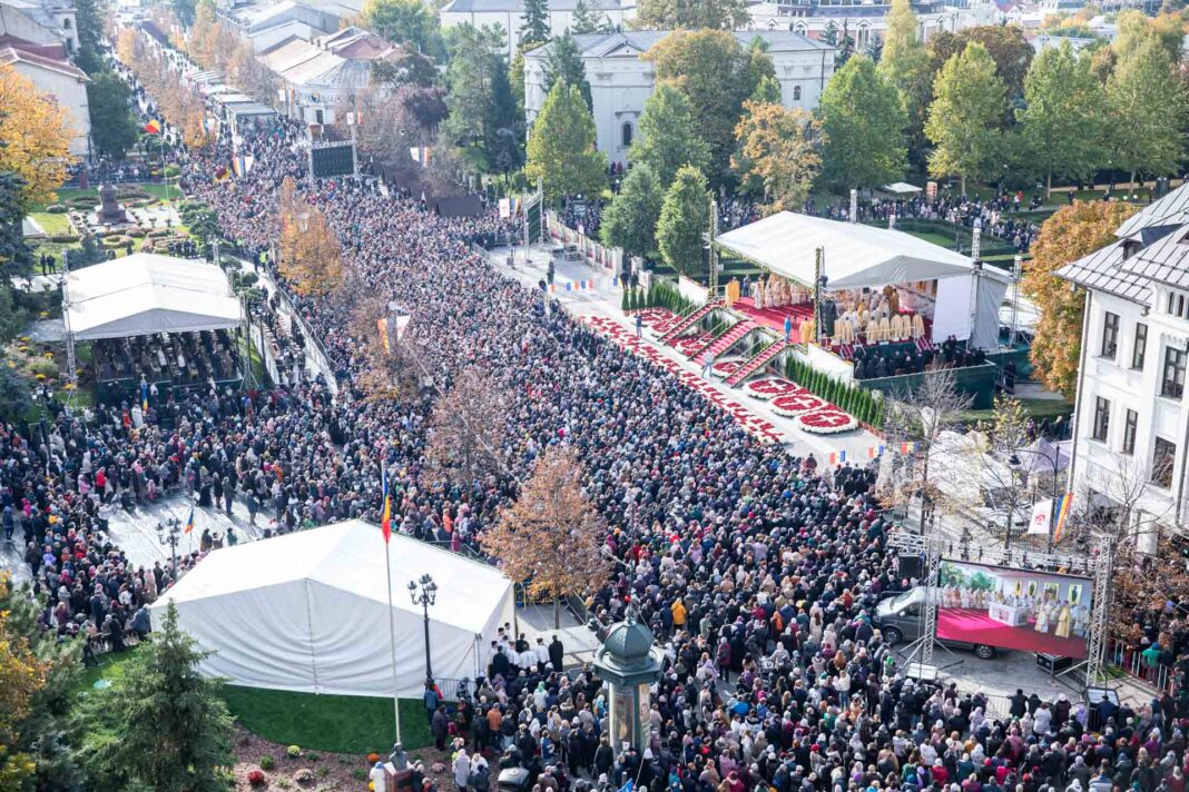 Hramul Sfintei Parascheva: Peste 30.000 de suflete unite în rugăciune în Capitala Moldovei