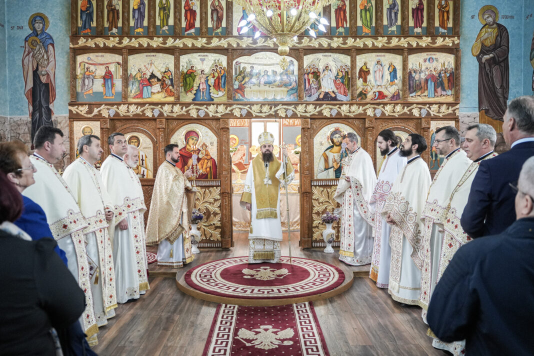 Liturghie arhierească și hirotonie de diacon în Parohia Dobrin