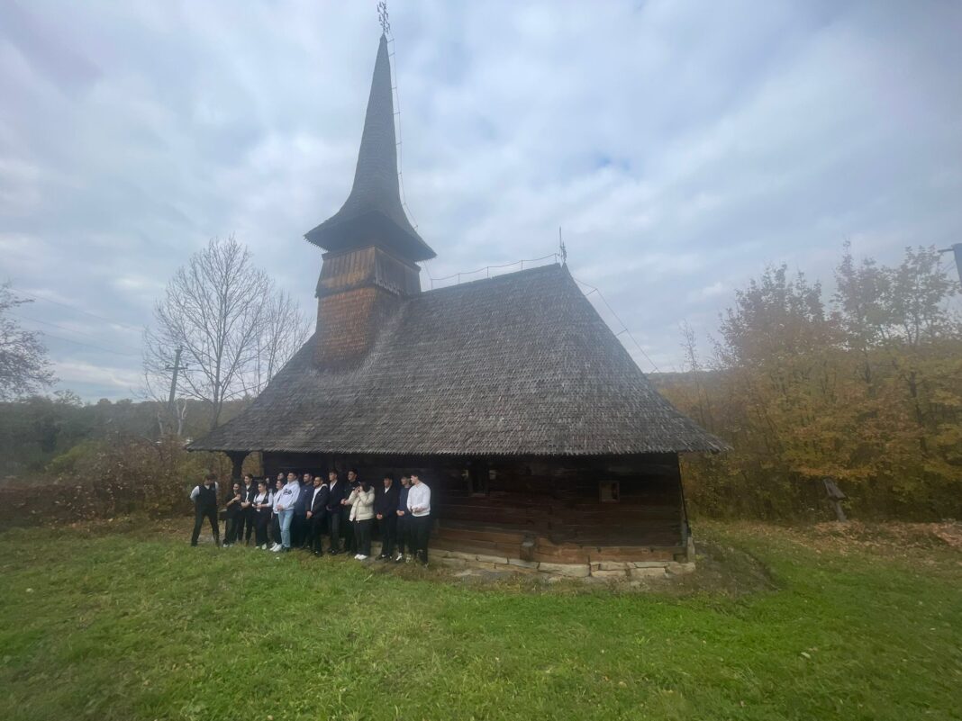 Tinerii în vizită la bisericile de lemn de pe Valea Someșului