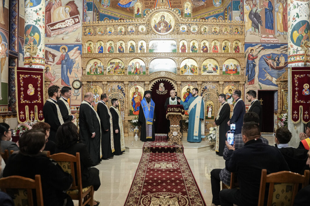 Slujba Paraclisului Maicii Domnului oficiată de Preasfințitul Benedict în Parohia Recea Mare