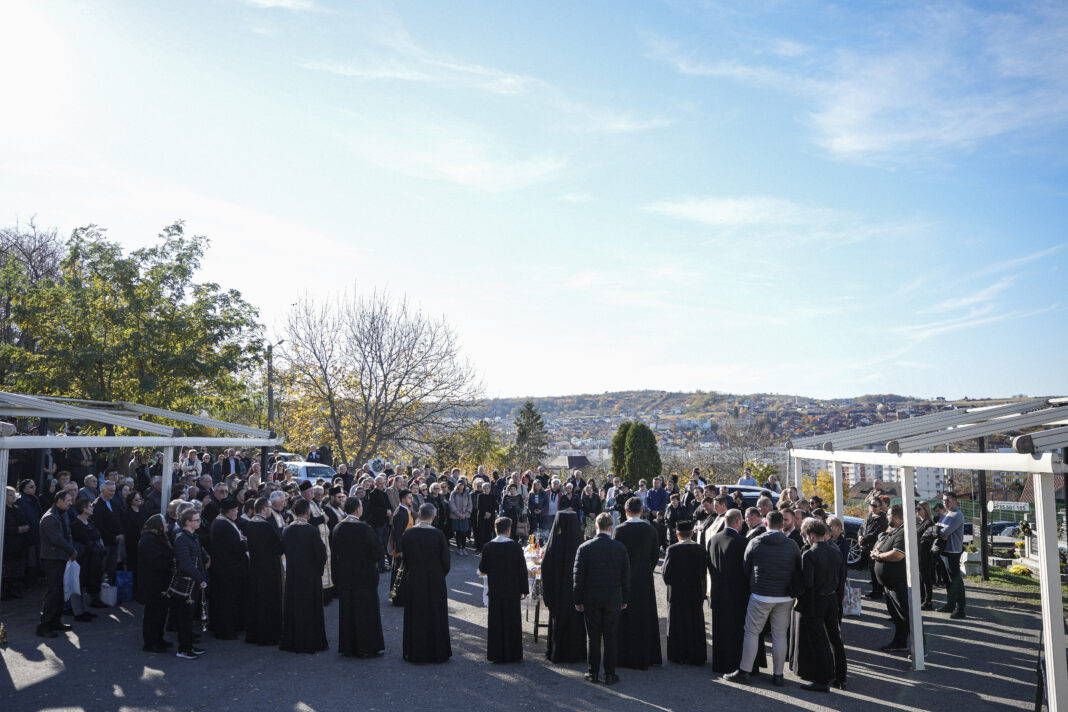 Parastas de obște pentru cei adormiți, oficiat de Preasfințitul Părinte Benedict la Cimitirul Municipal din Zalău