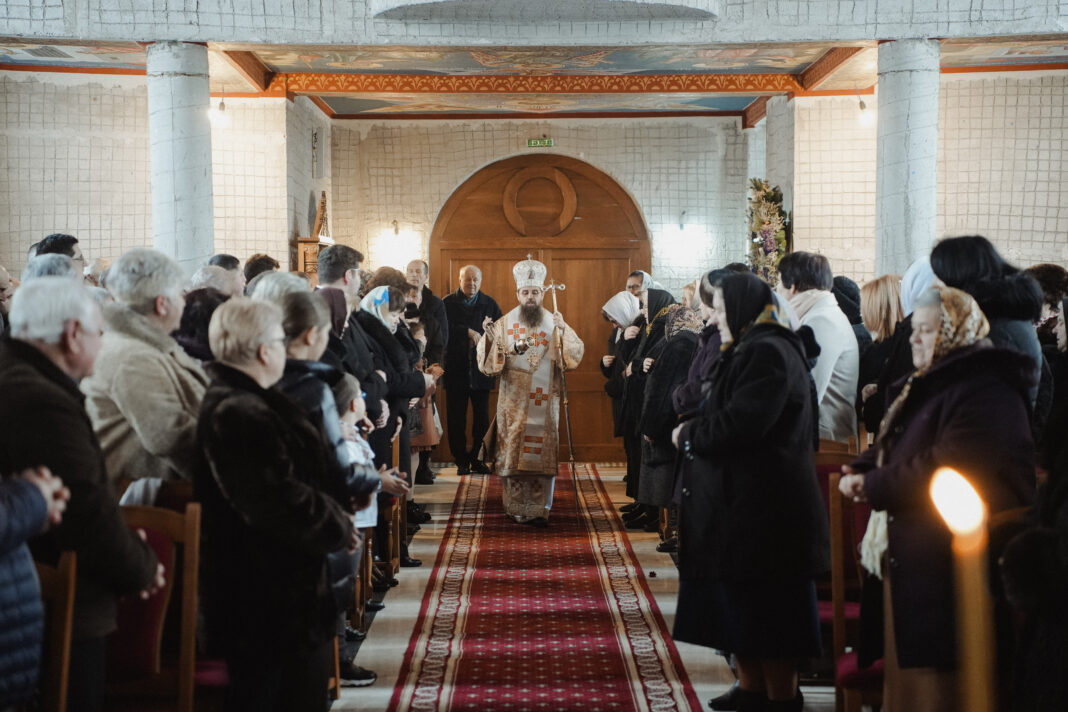 Noul iconostas al Bisericii „Sfântul Ioan Botezătorul” din Crișeni, binecuvântat de PS Benedict
