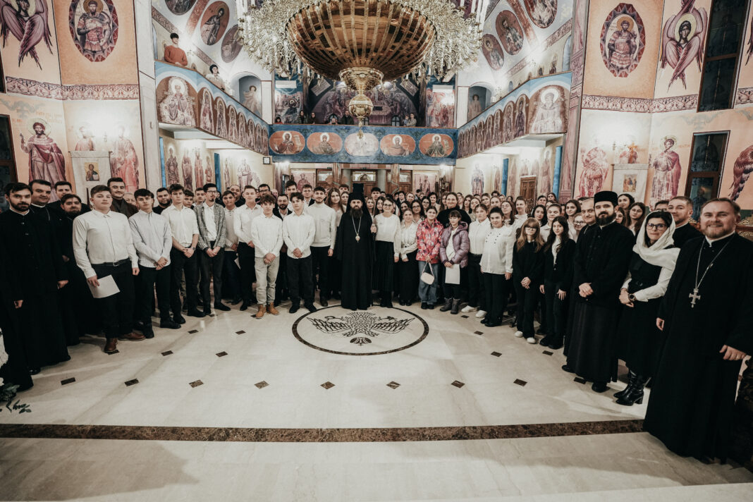 Preasfințitul Părinte Benedict, alături de tinerii ATOS, de Ziua Internațională a Tineretului Ortodox