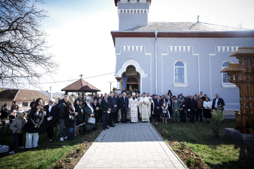 Liturghie arhierească și binecuvântarea capelei mortuare în Parohia Moiad