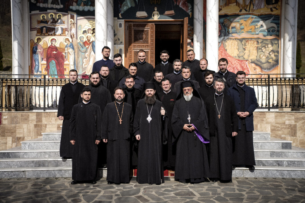 Clericii din Episcopia Sălajului participă la cursuri de formare la Mănăstirea Strâmba