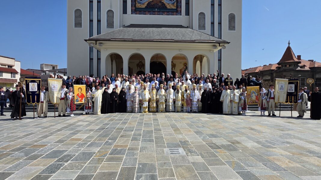 Sub semnul Învierii și al Sfântului Gheorghe - bucurie și lumină la hramul Catedralei Episcopale din Severin