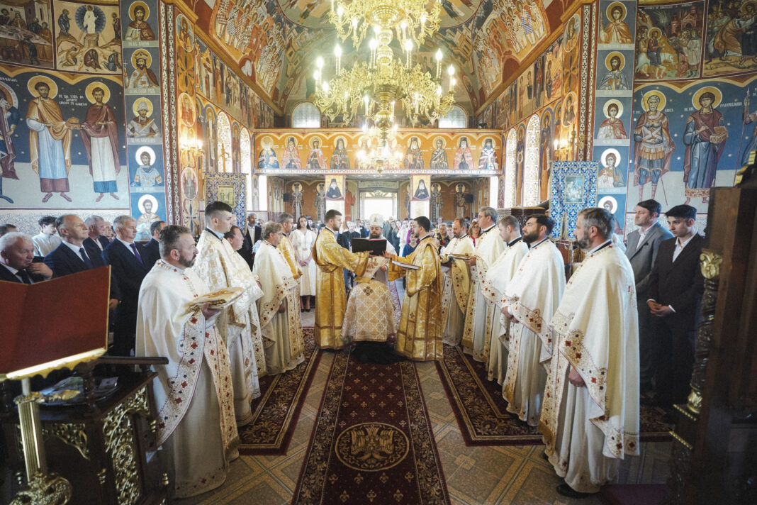 Preasfințitul Părinte Benedict, în mijlocul credincioșilor Parohiei Zimbor