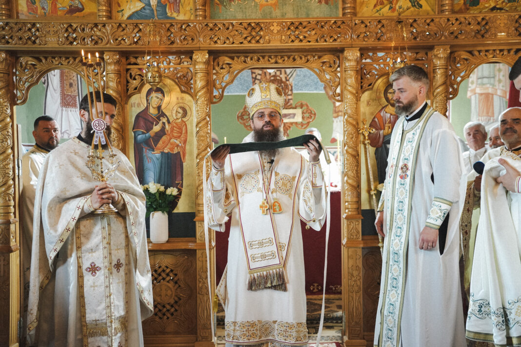 Slujire arhierească în Parohia Căpâlna, cu prilejul hirotonirii noului paroh
