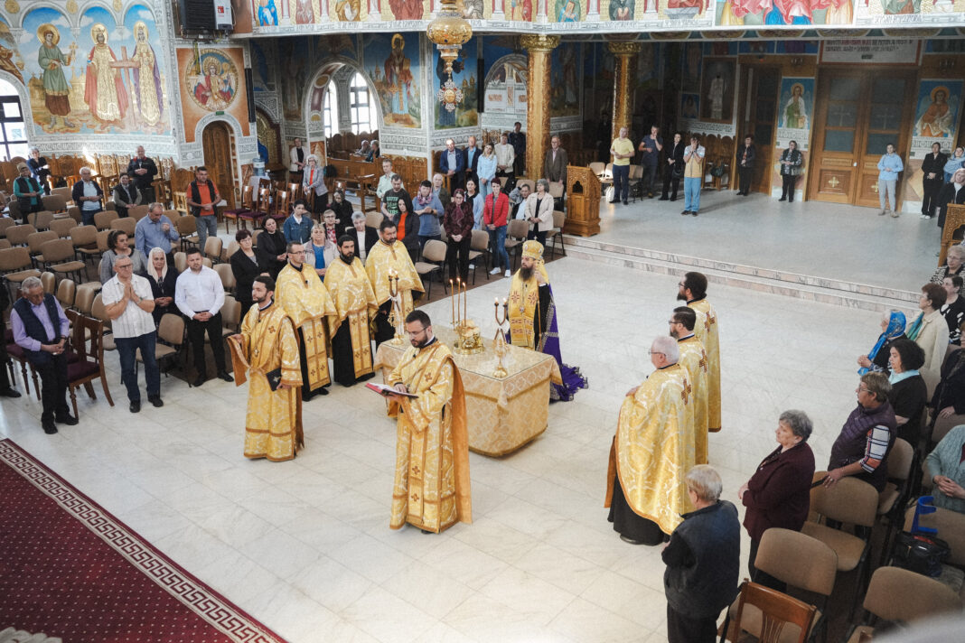Preasfințitul Părinte Benedict a săvârșit Vecernia Mare în ajunul hramului Catedralei Episcopale din Zalău