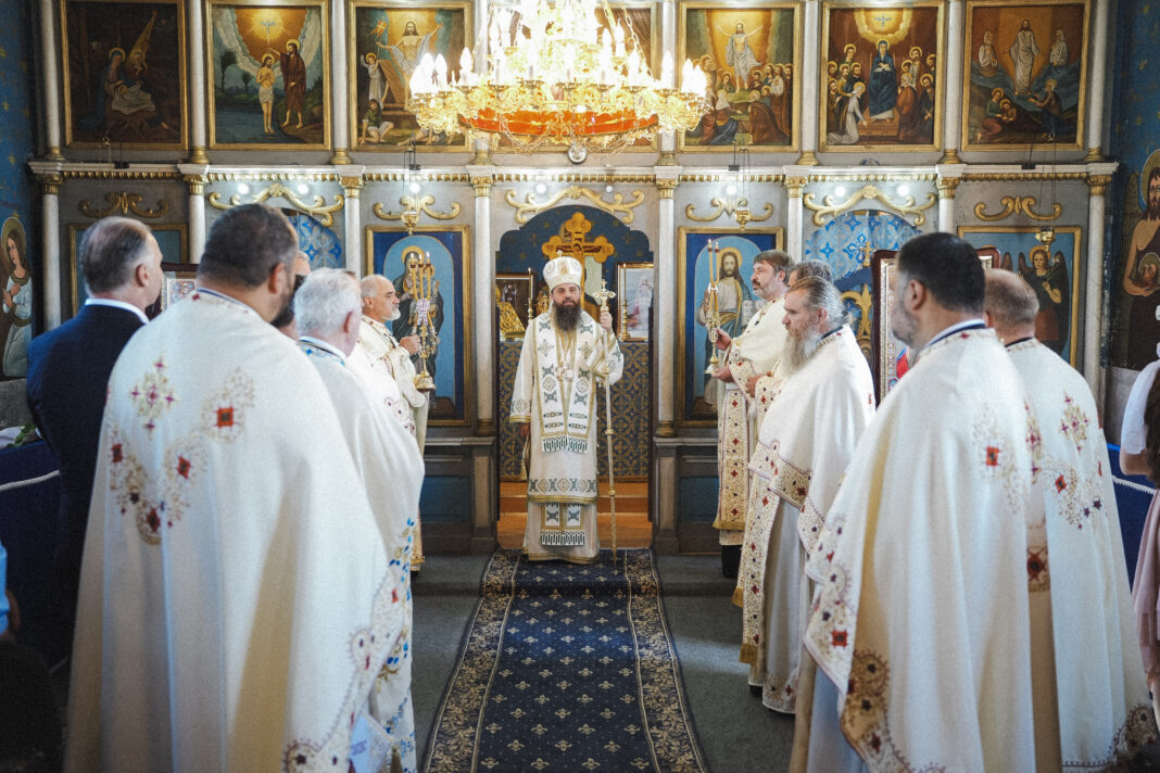 Slujire arhierească și binecuvântarea noii capele mortuare din Cormeniș