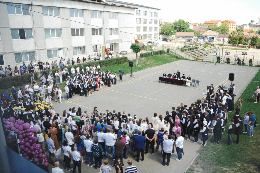 Preasfințitul Părinte Benedict, alături de elevii Liceului Ortodox „Sfântul Nicolae” la încheierea anului școlar