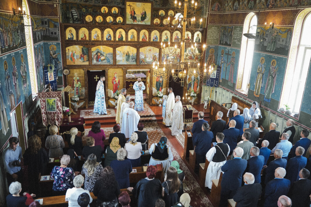 Preasfințitul Părinte Benedict a sfințit noua capelă mortuară din Parohia Moigrad