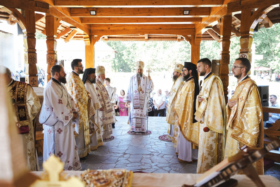 Trei ierarhi au slujit la hramul de vară al Mănăstirii Bobota