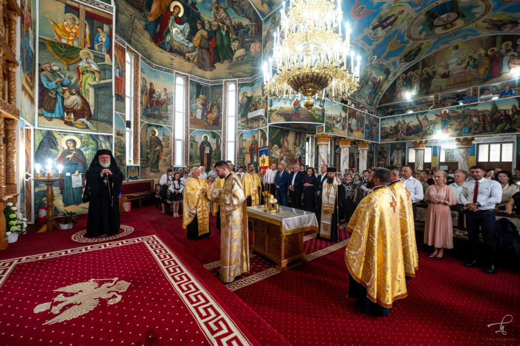 Doi ierarhi la Vecernia hramului bisericii „Sfântul Ioan Botezătorul” din Zalău
