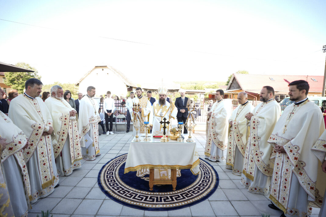 Slujire arhierească și binecuvântarea lucrărilor în Parohia Românași