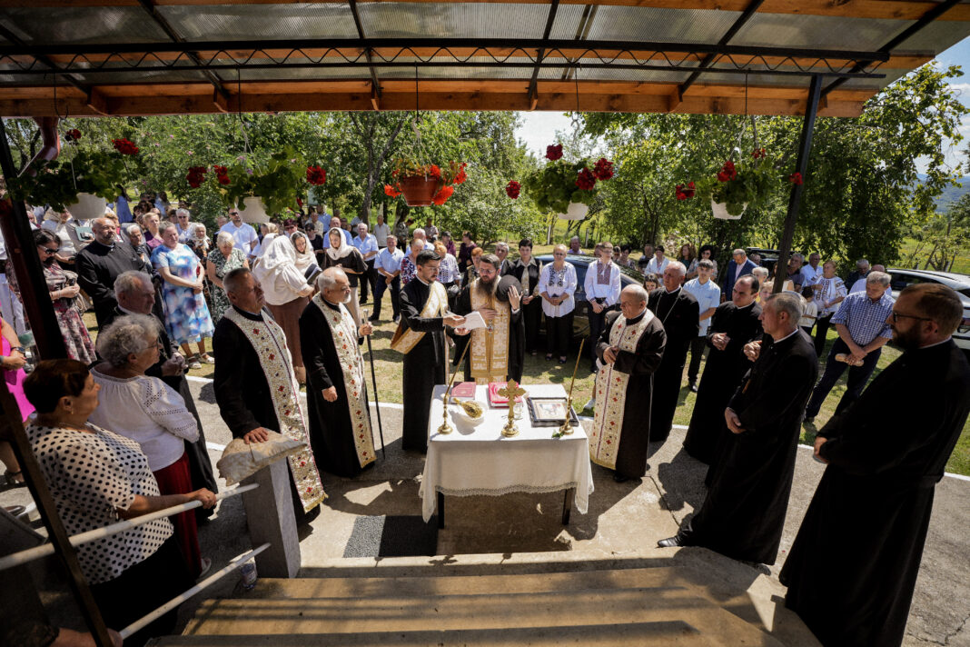 Liturghie arhierească și binecuvântarea casei parohiale din Parohia Poienița