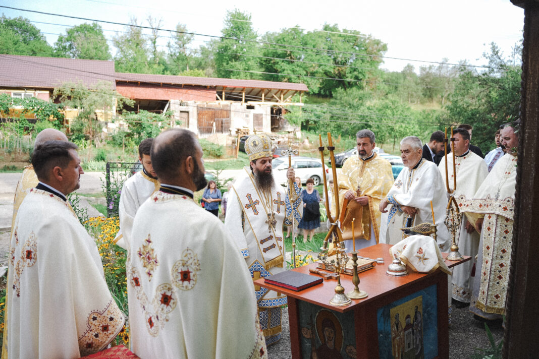 Preasfințitul Părinte Benedict a resfințit biserica Parohiei Bozna