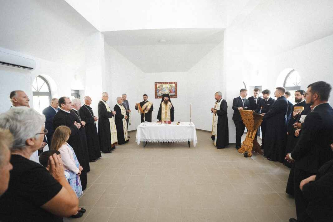 Preasfințitul Părinte Benedict a binecuvântat noua capelă mortuară din Parohia Ciocmani