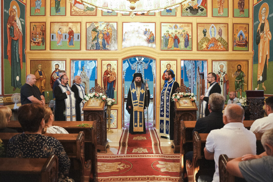 Preasfințitul Părinte Benedict a săvârșit Paraclisul Maicii Domnului în Parohia Rona