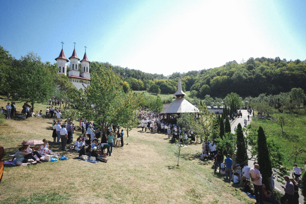 Sfânta Liturghie arhierească la hramul Mănăstirii Strâmba