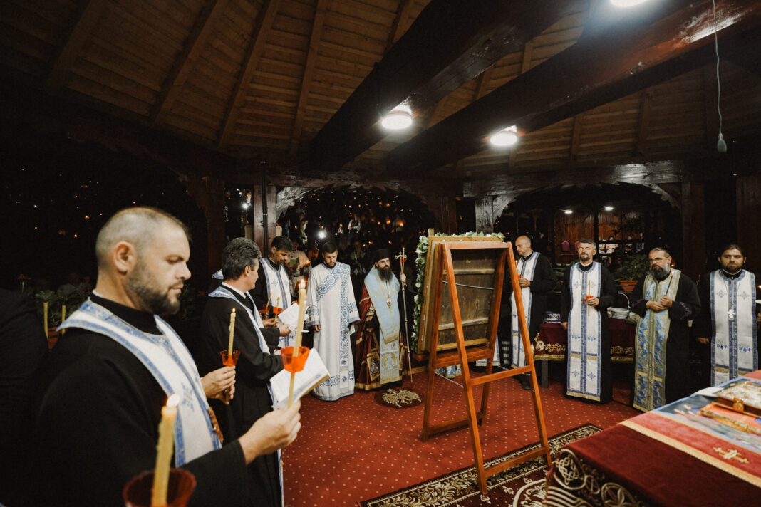 Priveghere de praznicul Adormirii Maicii Domnului la Mănăstirea Strâmba