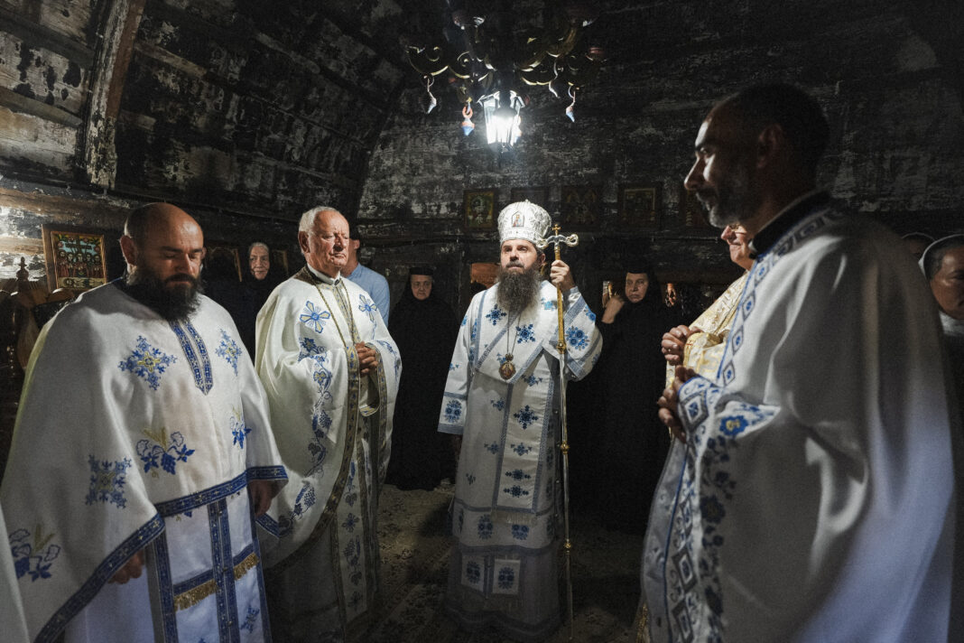 Preasfințitul Părinte Benedict a săvârșit Sfânta Liturghie la începutul Postului Adormirii Maicii Domnului, la Mănăstirea Bic