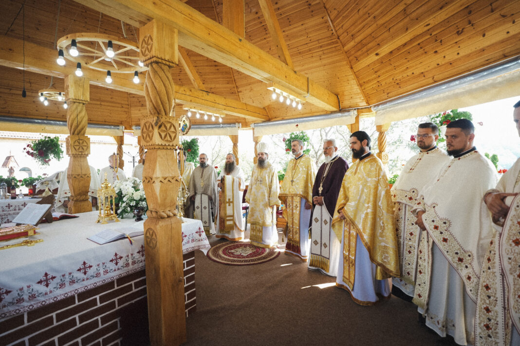 Preasfințitul Părinte Benedict a slujit la hramul Mănăstirii Voivodeni