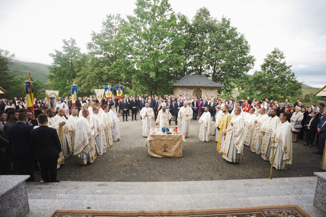 Preasfințitul Părinte Benedict a târnosit biserica din Parohia Preoteasa